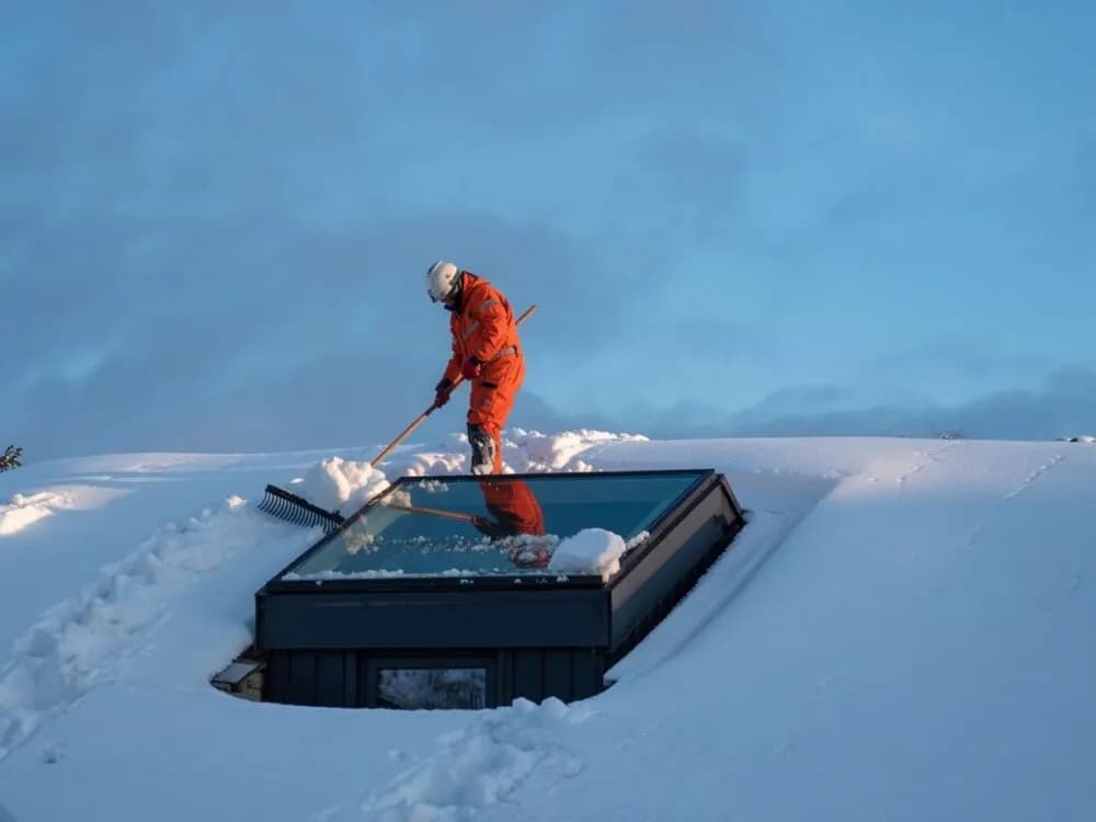 Jak odśnieżać okna dachowe? Skutecznie i bez ryzyka uszkodzeń.