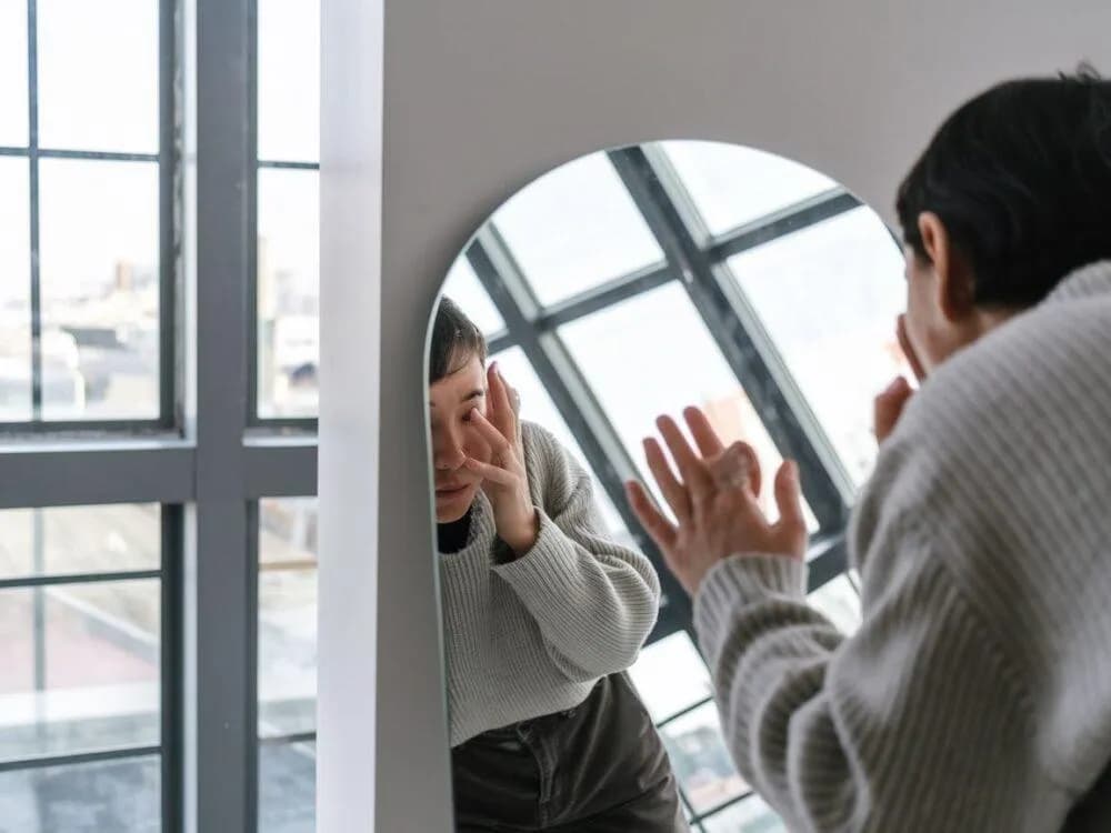 Jak rozpoznać lustro weneckie? Szybkie testy dla Twojej prywatności