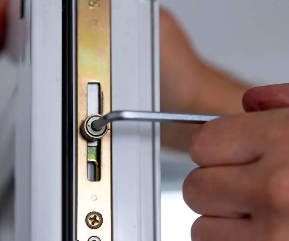 Jak wyregulować okna na zimę? Prosty poradnik, oszczędź 15% ciepła