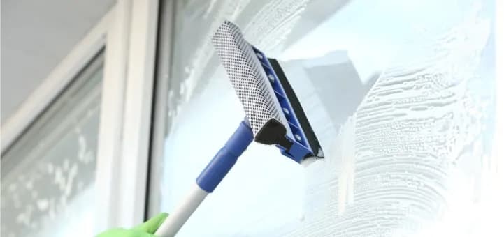 Jak umyć tłuste okna bez smug? Sprawdzone domowe i prof. triki