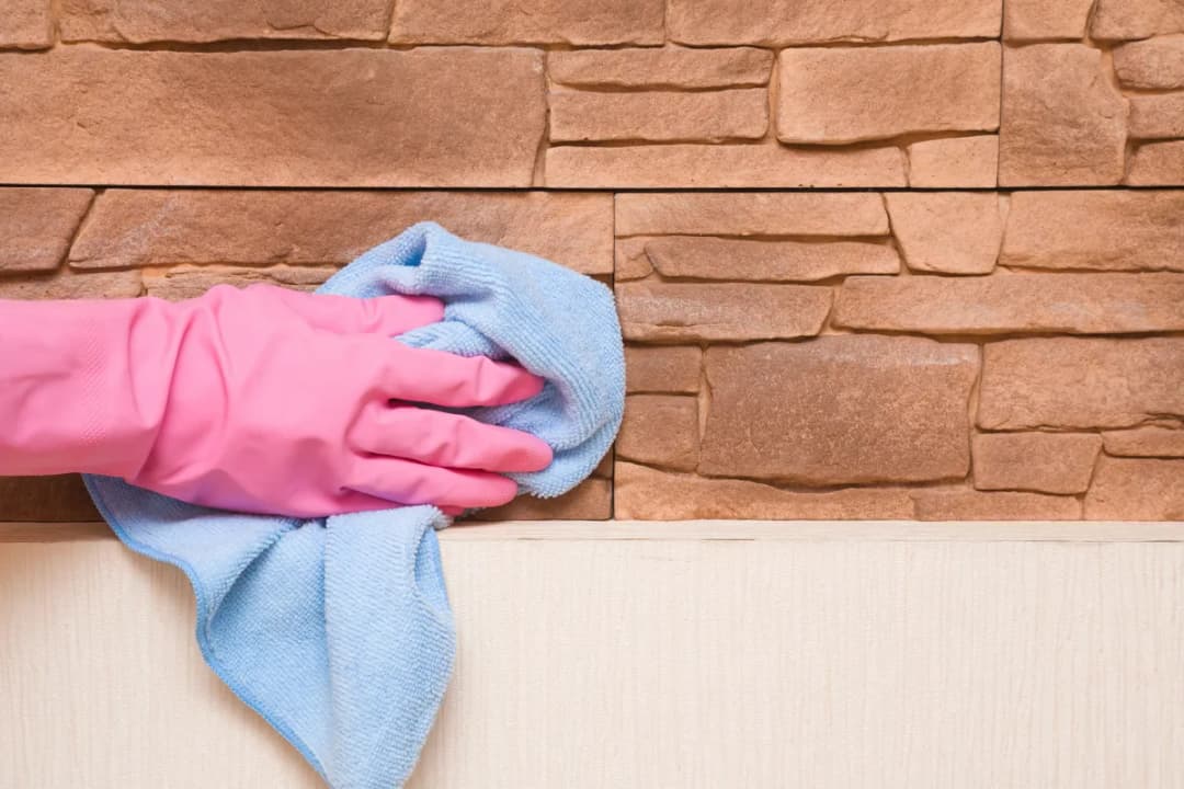 Jak skutecznie czyścić kamień dekoracyjny? Gips, beton, naturalny