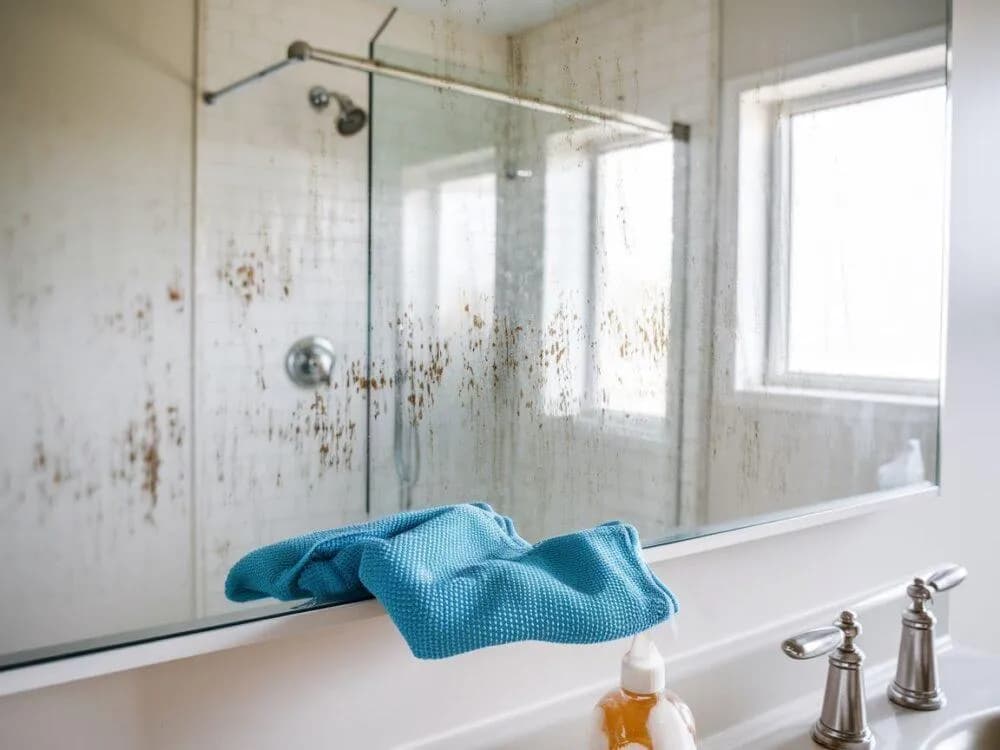 Korozja lustra: Jak usunąć czarne plamy? Skuteczne maskowanie!