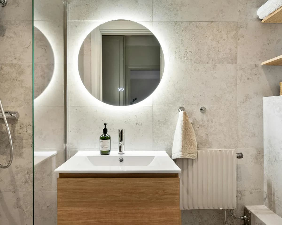 Lustro do małej łazienki: Jak optycznie powiększyć przestrzeń?