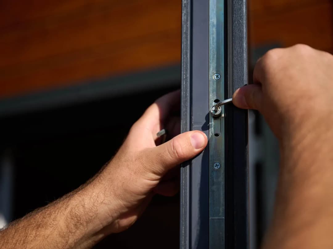 Jak ustawić okna na zimę? Krok po kroku oszczędź na ogrzewaniu!